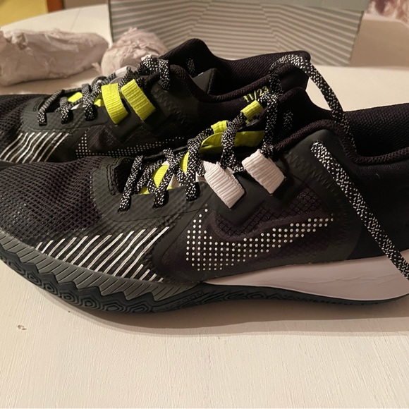 Kyrie - Picture 8 of 8